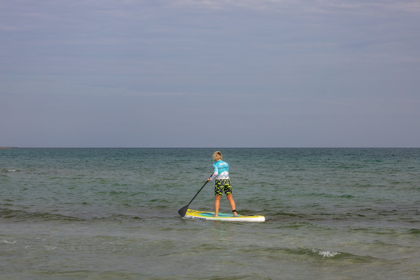 Relaxed and stable paddle ride at a calm pace